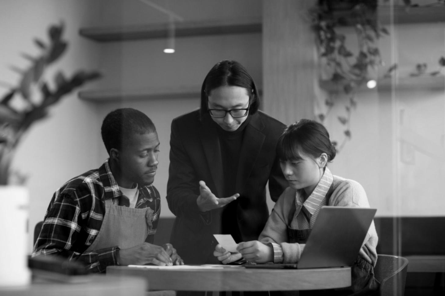 Beratungsgespräch über Familienfinanzen am Schreibtisch